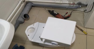 Установка напольного унитаза в Тихвине: монтаж под ключ от СантехДомТхв от 5228 рублей.